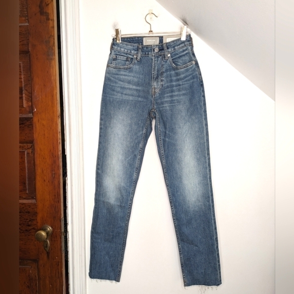 EVERLANE High Rise Curvy Cheeky Jean Classic Blue Raw Hem NEW Size 23 Regular - Picture 1 of 9